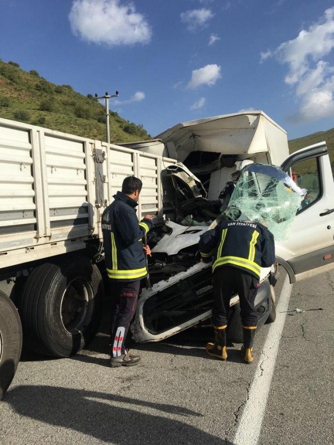 Van’da Zincirleme Trafik Kazası: 1 Ölü, 4 Ağır Yaralı