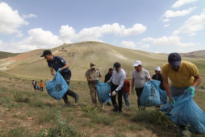 Özalp Belediyesinden Çevre Temizliği