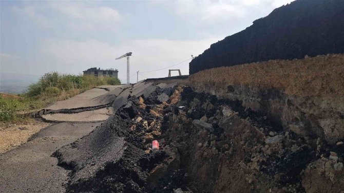 Site Otoparkında Heyelan Meydana Geldi