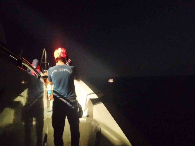 17 Düzensiz Göçmen Yakalandı, 28’i Kurtarıldı