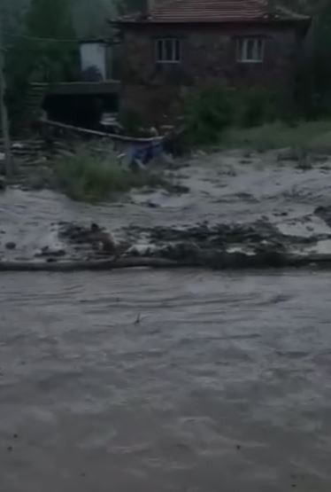 Köy Evlerini Sel Vurdu