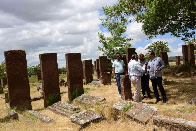 Kayıp Olan ‘Ahlat Tarihi’ Adlı Kitabı Bulup Getirene 60 Bin Lira Ödül