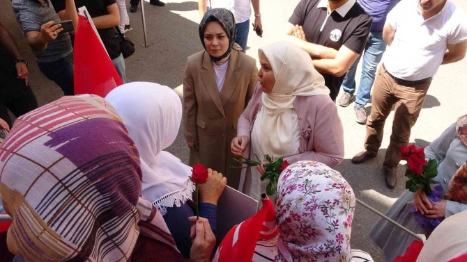 Ak Parti Milletvekili Öçal, Evlat Nöbetindeki Ailelerle Bir Araya Geldi