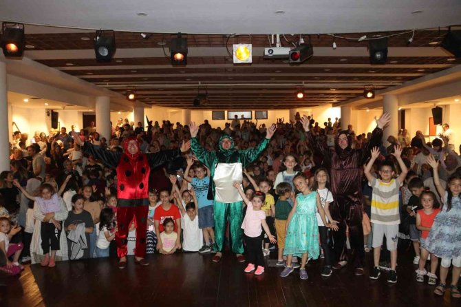 Akçaabat Belediyesinden Çocuklara Karne Hediyesi