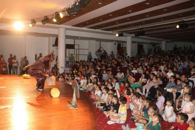 Akçaabat Belediyesinden Çocuklara Karne Hediyesi