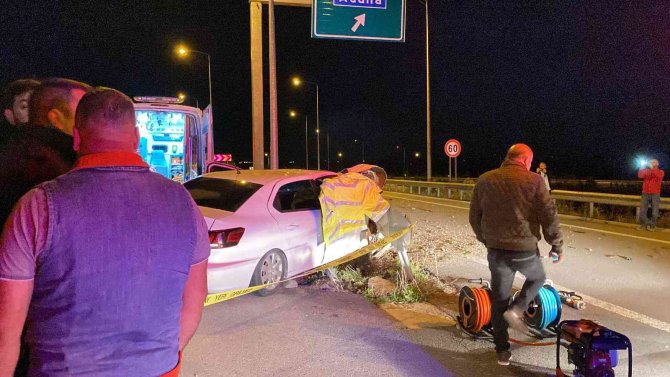 Otomobil Bariyerlere Girdi: 2 Ölü 2 Yaralı