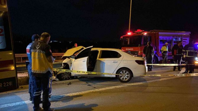Otomobil Bariyerlere Girdi: 2 Ölü 2 Yaralı