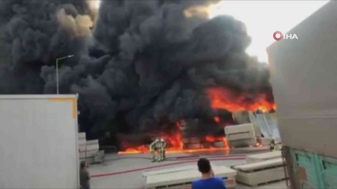 Ankara’da Yapı Malzemesi Deposunda Çıkan Yangın Paniğe Neden Oldu