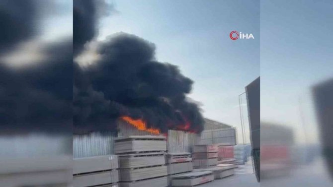 Ankara’da Yapı Malzemesi Deposunda Çıkan Yangın Paniğe Neden Oldu
