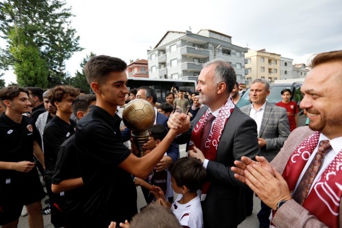 İ̇negölspor U15 Takımı Coşkuyla Karşılandı