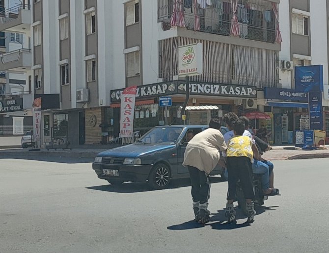 Antalya’da 2’si Patenli, 5 Çocuğun Trafikteki Tehlikeli Yolculuğu