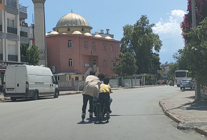 Antalya’da 2’si Patenli, 5 Çocuğun Trafikteki Tehlikeli Yolculuğu