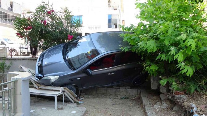 Antalya’da Otomobil Apartmanın Bahçesindeki Masanın Üzerine Uçtu: 1 Yaralı