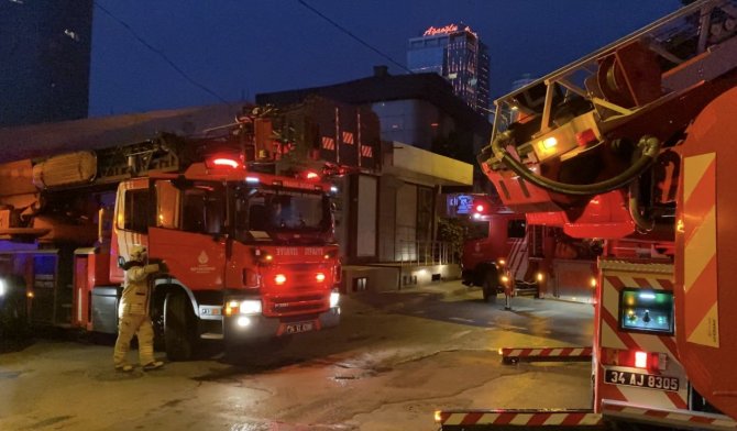 Ataşehir’de İki Katlı Binada Yangın Çıktı, Yaşlı Adam Son Anda Kurtarıldı