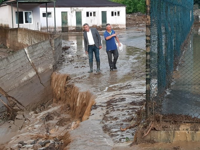 Aydın’da 20 Dakikalık Sağanak Yetti, Yollar Kapandı, Sokaklar Göle Döndü