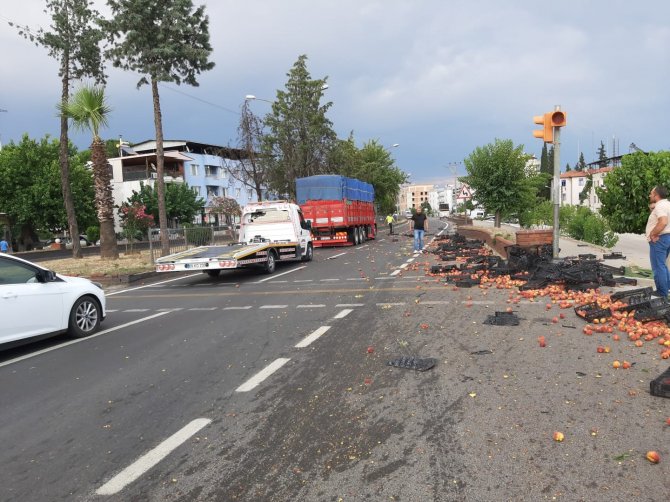 Kaza Yapıp Kaçtı, Yola Savrulan Şeftaliler Sürücülere Zor Anlar Yaşattı
