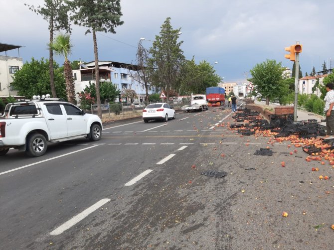 Kaza Yapıp Kaçtı, Yola Savrulan Şeftaliler Sürücülere Zor Anlar Yaşattı