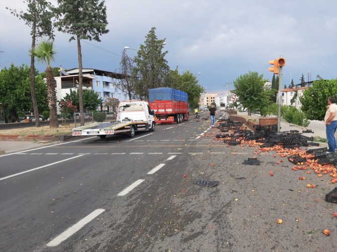 Kaza Yapıp Kaçtı, Yola Savrulan Şeftaliler Sürücülere Zor Anlar Yaşattı