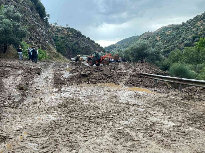 Nazilli’de Sağanak Yağış Nedeniyle Kapanan Yollara Anında Müdahale