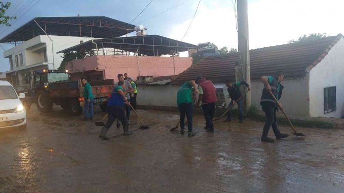 Nazilli’de Sağanak Yağış Nedeniyle Kapanan Yollara Anında Müdahale