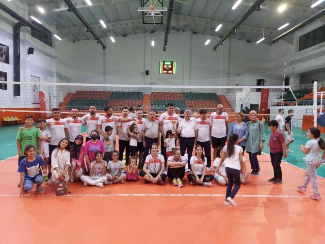 Bahar Voleybol Turnuvası’nda Toparlar Ortaokulu Şampiyon Oldu