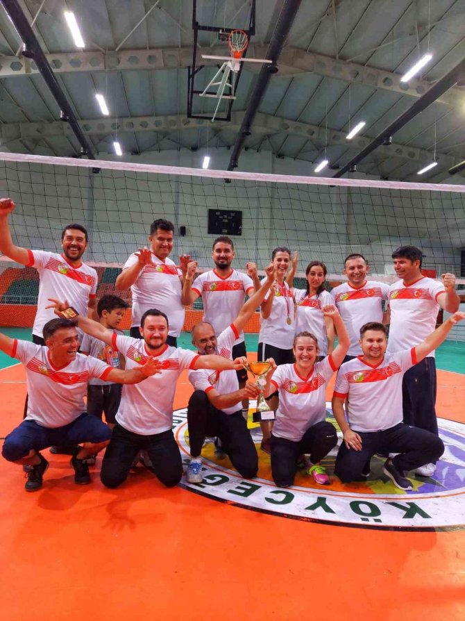 Bahar Voleybol Turnuvası’nda Toparlar Ortaokulu Şampiyon Oldu