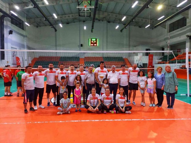 Bahar Voleybol Turnuvası’nda Toparlar Ortaokulu Şampiyon Oldu