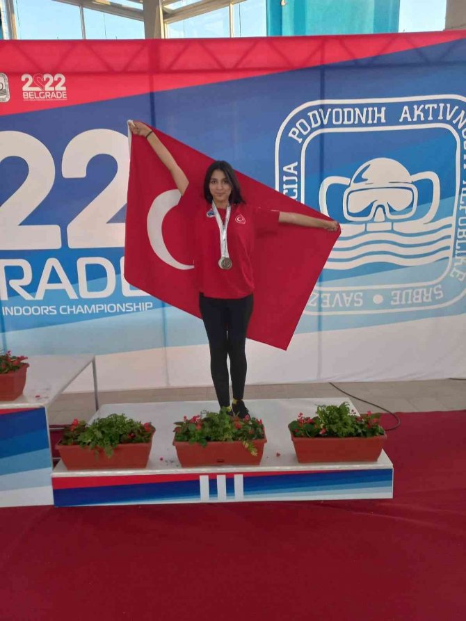 14 Yaşındaki Milli Yüzücü Gümüş Ve Bronz Madalya Alarak Yurda Döndü