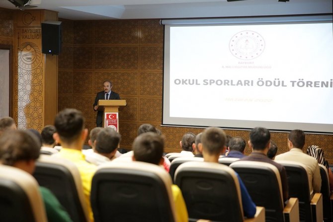 Okul Sporlarında Başarı Elde Eden Öğrenciler Ödüllendirildi