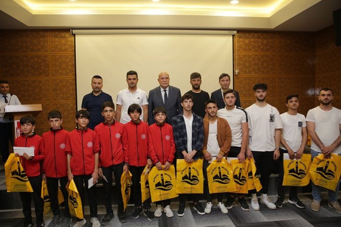 Okul Sporlarında Başarı Elde Eden Öğrenciler Ödüllendirildi