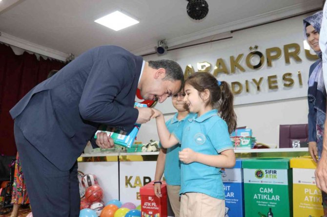 Çevreye Duyarlı Miniklerin Ellerini Öptü