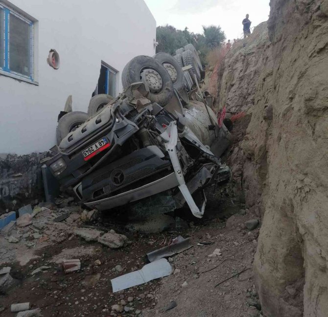 Manevra Yapan Beton Mikseri Devrildi