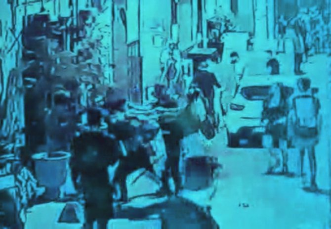 İ̇stanbul’da Meydan Kavgası Kamerada: Torbacı Darp Edildi, Ortalık Savaş Alanına Döndü