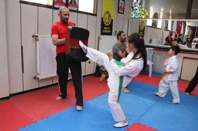 Karateci Çocuklar Babalarını Terletti