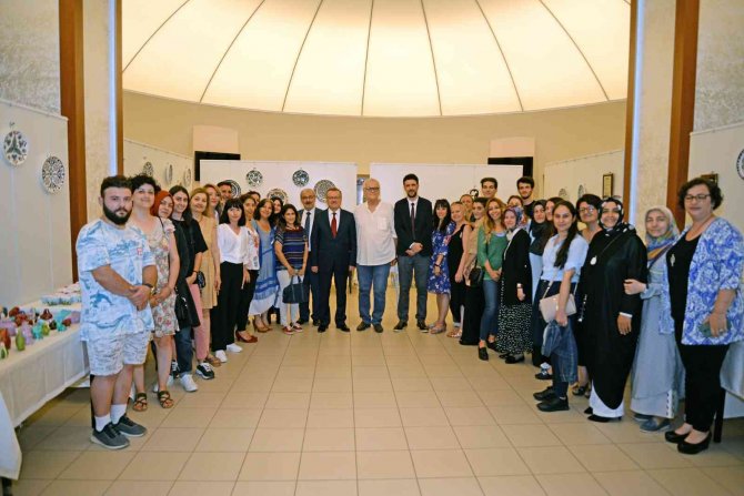 Üniversiteli Öğrencilerden Çini Ve Seramik Sergisi