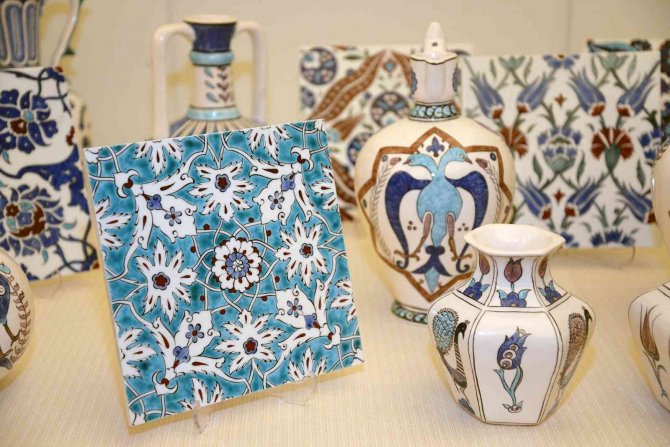 Üniversiteli Öğrencilerden Çini Ve Seramik Sergisi