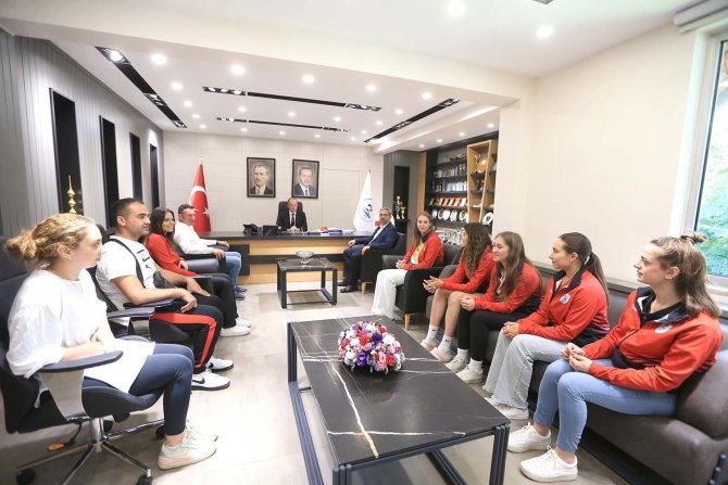 Pamukkale Belediyespor Voleybol Takımında İmzalar Atıldı