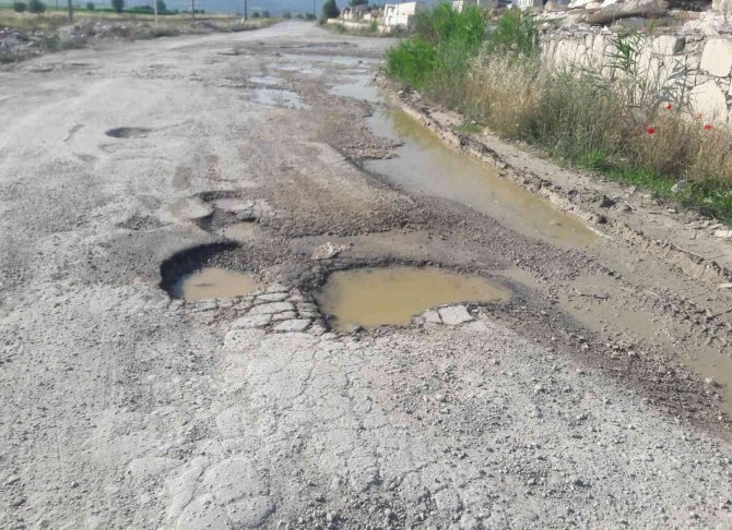 Honaz’ın Yolları Köstebek Yuvasına Döndü