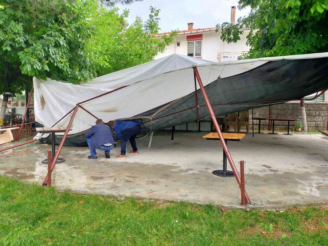 Yağmur Ve Dolu Yağışı Su Baskınlarına Neden Oldu