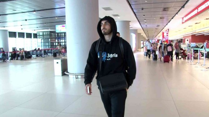 Trabzonspor’un Yeni Transferleri Larsen Ve Doğucan, İ̇stanbul’a Geldi