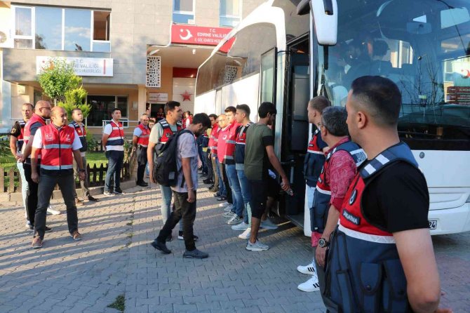 Sınır Dışı Edilecek Göçmenler Edirne’den Yola Çıktı