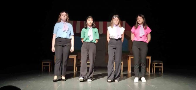 Öğrencilerin İ̇ngilizce Tiyatrosu Velileri Mest Etti