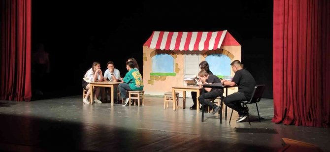 Öğrencilerin İ̇ngilizce Tiyatrosu Velileri Mest Etti