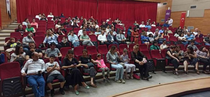 Öğrencilerin İ̇ngilizce Tiyatrosu Velileri Mest Etti