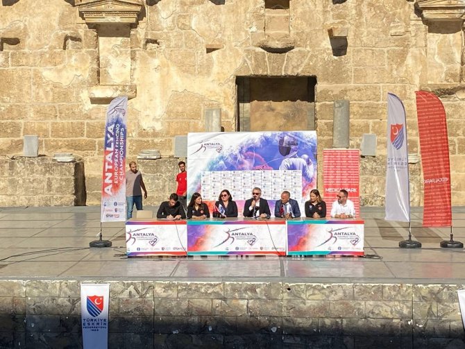 Eskrim Avrupa Büyükler Şampiyonası’nın Basın Toplantısı Tarihi Aspendos Antik Tiyatrosu’nda Yapıldı