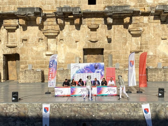 Eskrim Avrupa Büyükler Şampiyonası’nın Basın Toplantısı Tarihi Aspendos Antik Tiyatrosu’nda Yapıldı