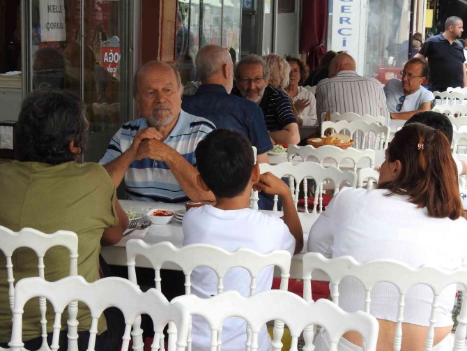 Turist Akınına Uğrayan Edirne’de Esnafa Oda Başkanından "Fiyat Tarifesine Uyun" Çağrısı