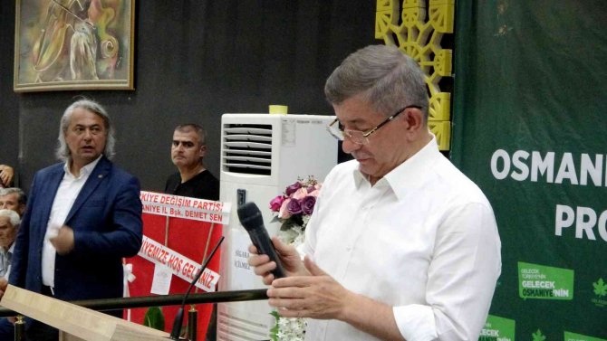 Davutoğlu’nun Bozuk Mikrofonla İmtihanı