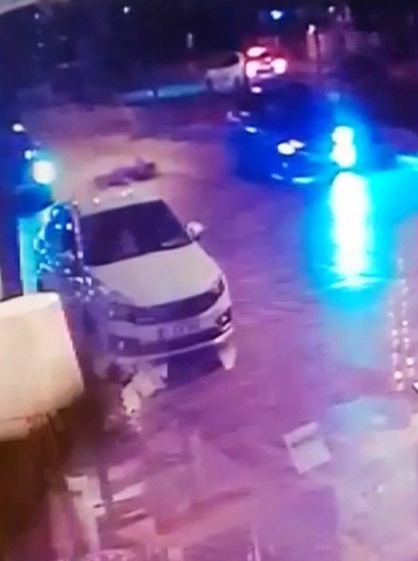 Ataşehir’de 22 Yaşındaki Kadına Otomobilin Çarptığı Kaza Kamerada