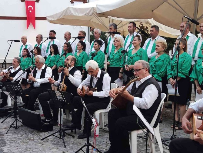 Gölcük Belediyesi Türk Halk Müziği Korosu’ndan Konser